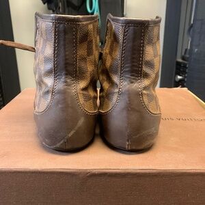 Louis Vuitton damier print sneaker, size 7